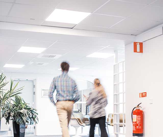 Två personer går på ett kontor